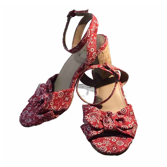 Torrid Red Bandana Print Chunky Cork Heels Ankle Buckle Size 9WW Women - Picture 1 of 16